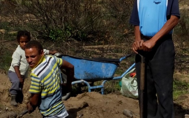 Stanford se skrootdelwers: Koos van Niekerk kyk hoe DaniÃ«l Plaatjies nog sand opdiep met klein Junaden Slabbert wat in die agtergrond handjie bysit. 